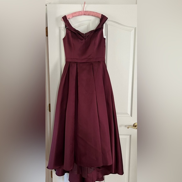 Elegant Xscape high-low gown - Picture 5 of 8